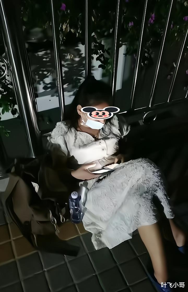 女子旅游回来丈夫不给进家门,独自坐在街头,路过男子送水给她喝