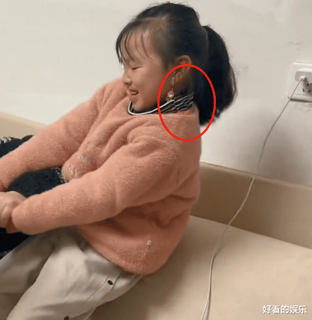 奇奇|田舅舅与外甥比赛掰手腕,悦悦金耳坠抢镜,网友:从小就不学好