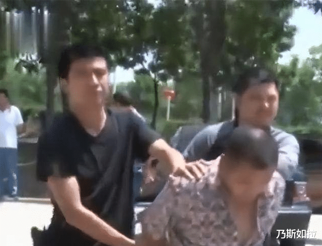 ?2015年,俩小偷入室盗窃,一掀床板竟发现162万巨额现金?
