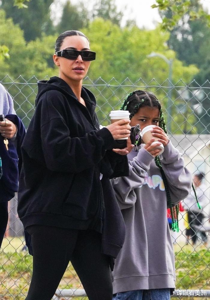 金·卡戴珊|金·卡戴珊也有身材焦虑,粉丝表示其实更喜欢一个真实的偶像