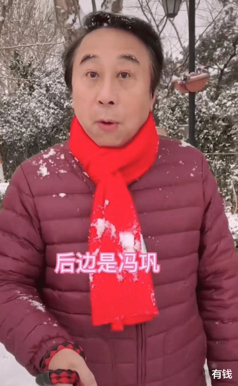 小泡芙|64岁冯巩大雪天遛狗，首度回应不加盟央视春晚，将在仨地方台亮相