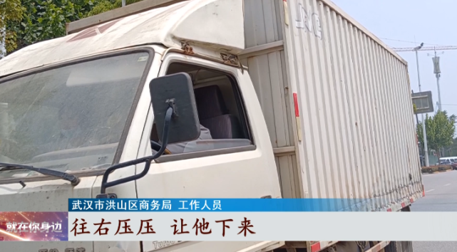 500米不到竟有4个黑加油站？面对执法，售油者做出了这个举动……