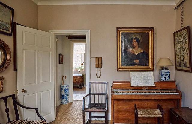 住房龄100多年的公寓,装修复古不显老,暖棕色调有气质,会着迷