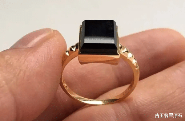 翡翠|一块鹌鹑蛋般大小的翡翠原石，拿去抛光打磨了一番，成品竟出奇的吸睛！