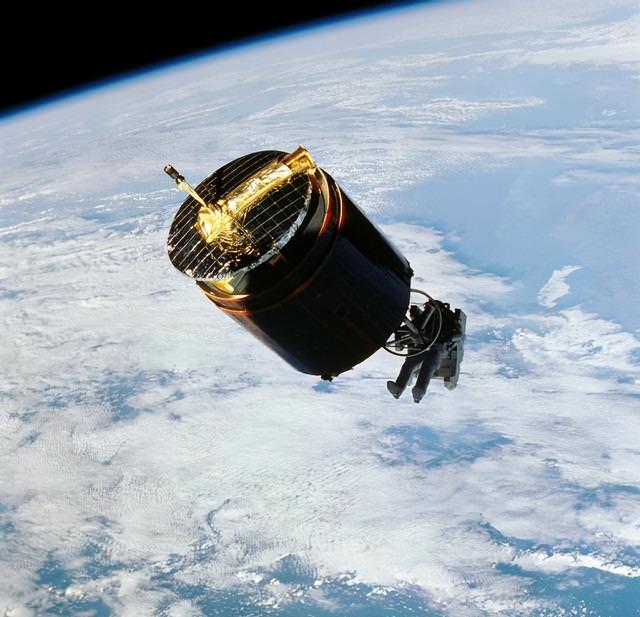 美国宇航员在太空上,徒手抓住4吨重高速飞行的卫星