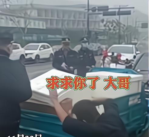 求求你了大哥,我家有孩子!杭州一男子卖盒饭被执法跪地求饶哀号