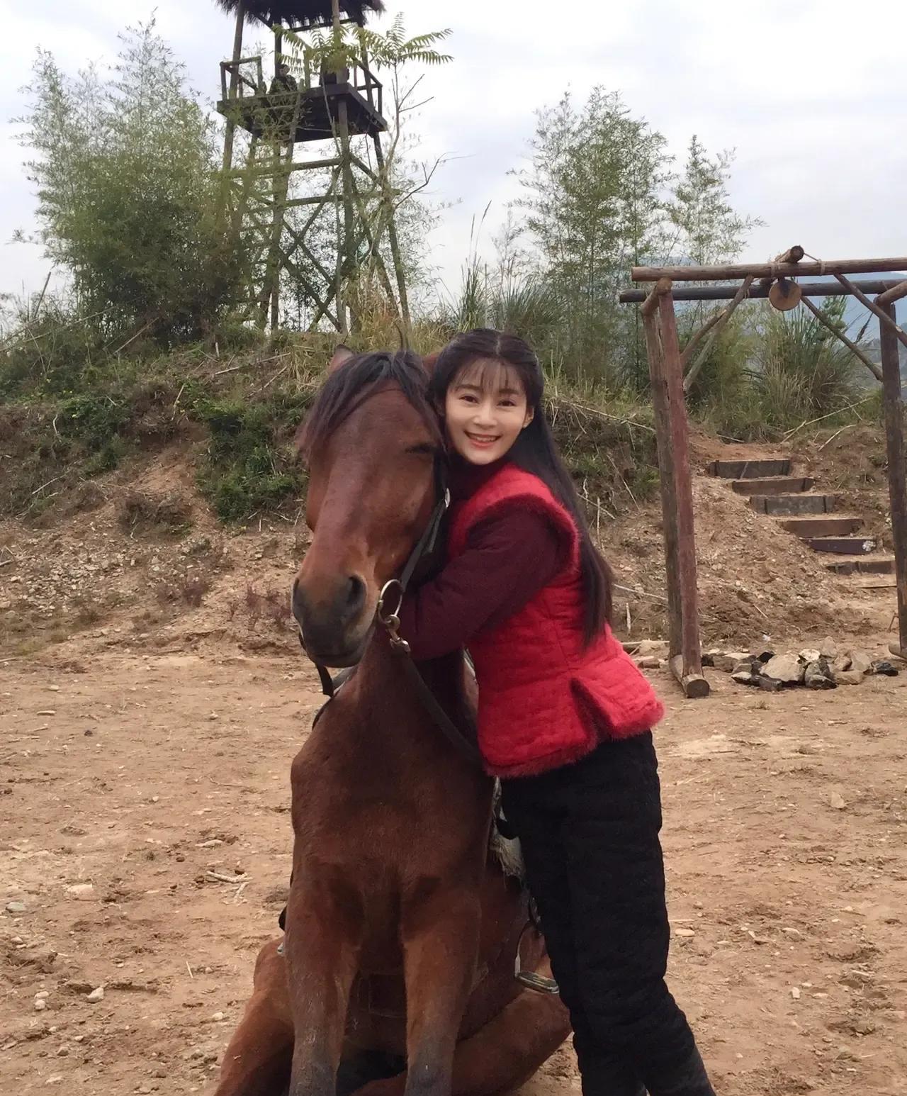 |王媛可展示马上功夫那一刻，就知道她不简单，女演员想成功不容易