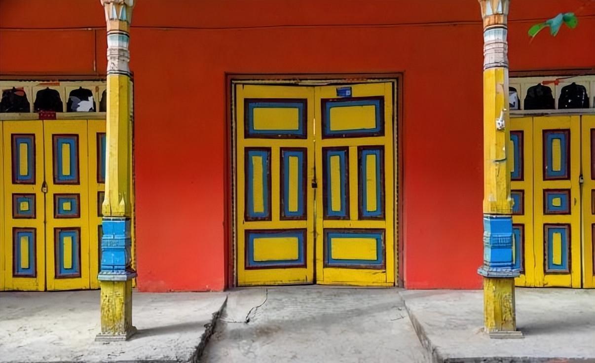 新疆维吾尔自治区|新疆神奇街道，家家户户都有彩色的门，原始风貌引众人纷纷打卡！