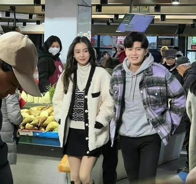 长津湖之水门桥|任嘉伦baby在菜市场拍戏，《暮色心约》生图曝光，同框好养眼