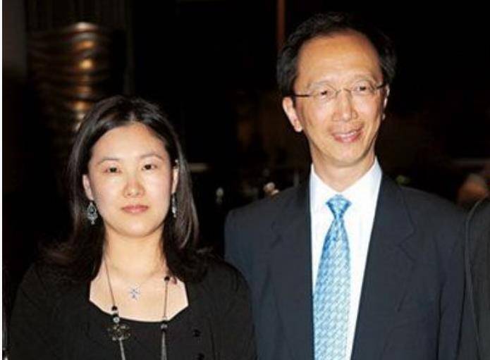 伏明霞|跳水女王伏明霞被曝分手，因不想过老夫少妻的生活，富豪老公做出回应！