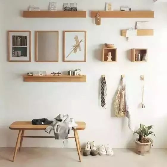 你家墙面怎么设计的?我家是小户型,就靠置物架偷面积了