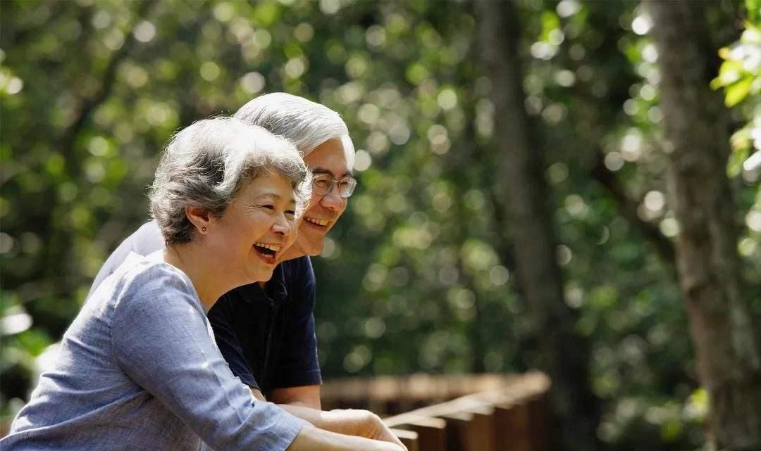 老人去世后家人发现了一柜子零钱，家人说老人省吃俭用了一辈子