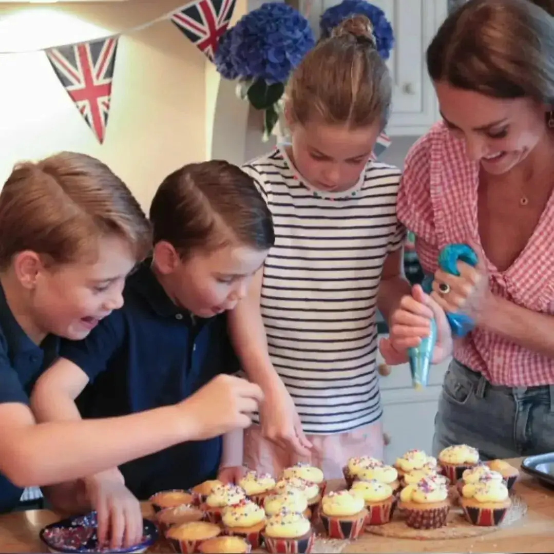 夏洛|英女王曾孙女长得快！萨凡纳米娅已亭亭玉立，夏洛特人小却最出挑