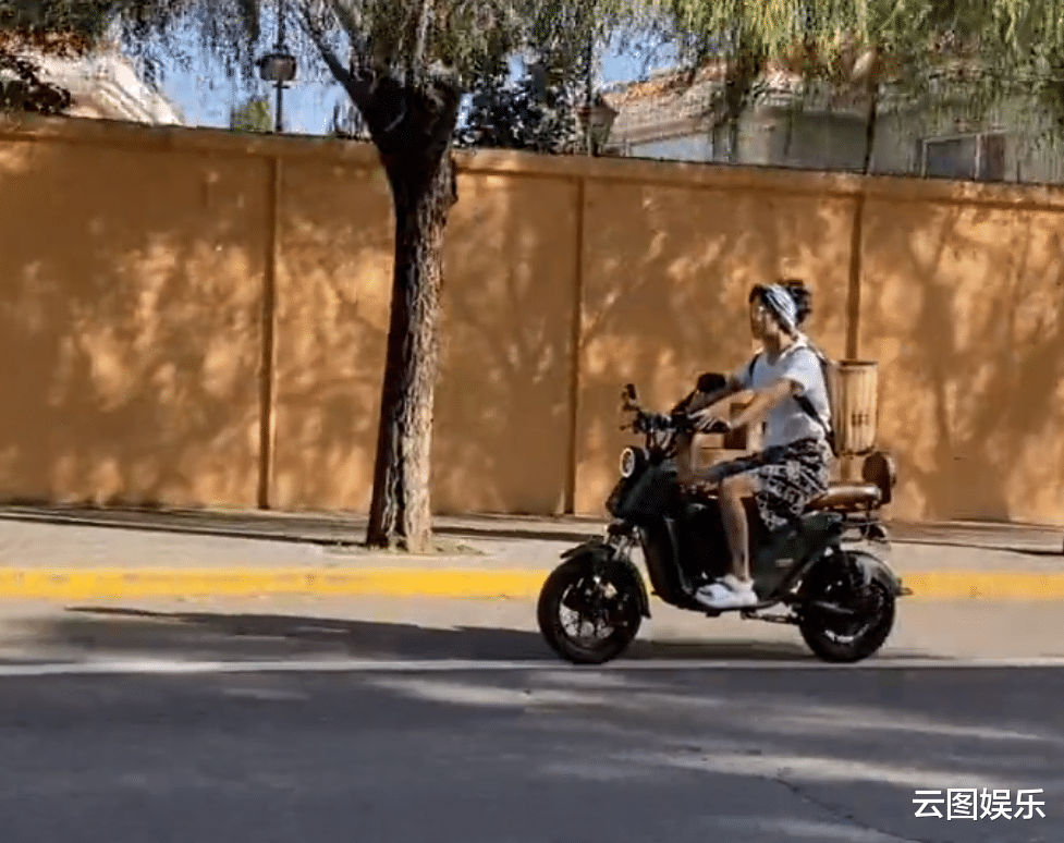 罗嘉良|罗嘉良一家定居北京,妻子骑电动车背竹萝上街买菜,脚上纹身抢镜