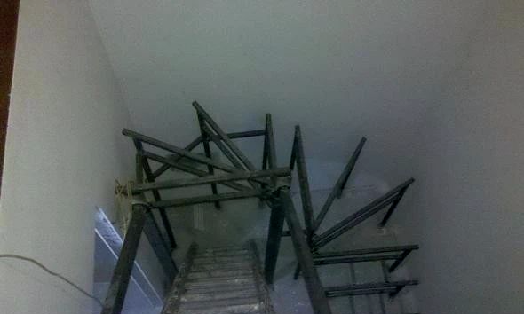 老公给新房加了组楼梯,竟引来全村人围观,还嘲笑我们没脑子!