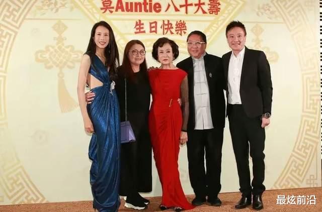 莫文蔚和妈妈同框，穿一袭镂空裙成熟妩媚，妈妈的气质也超好