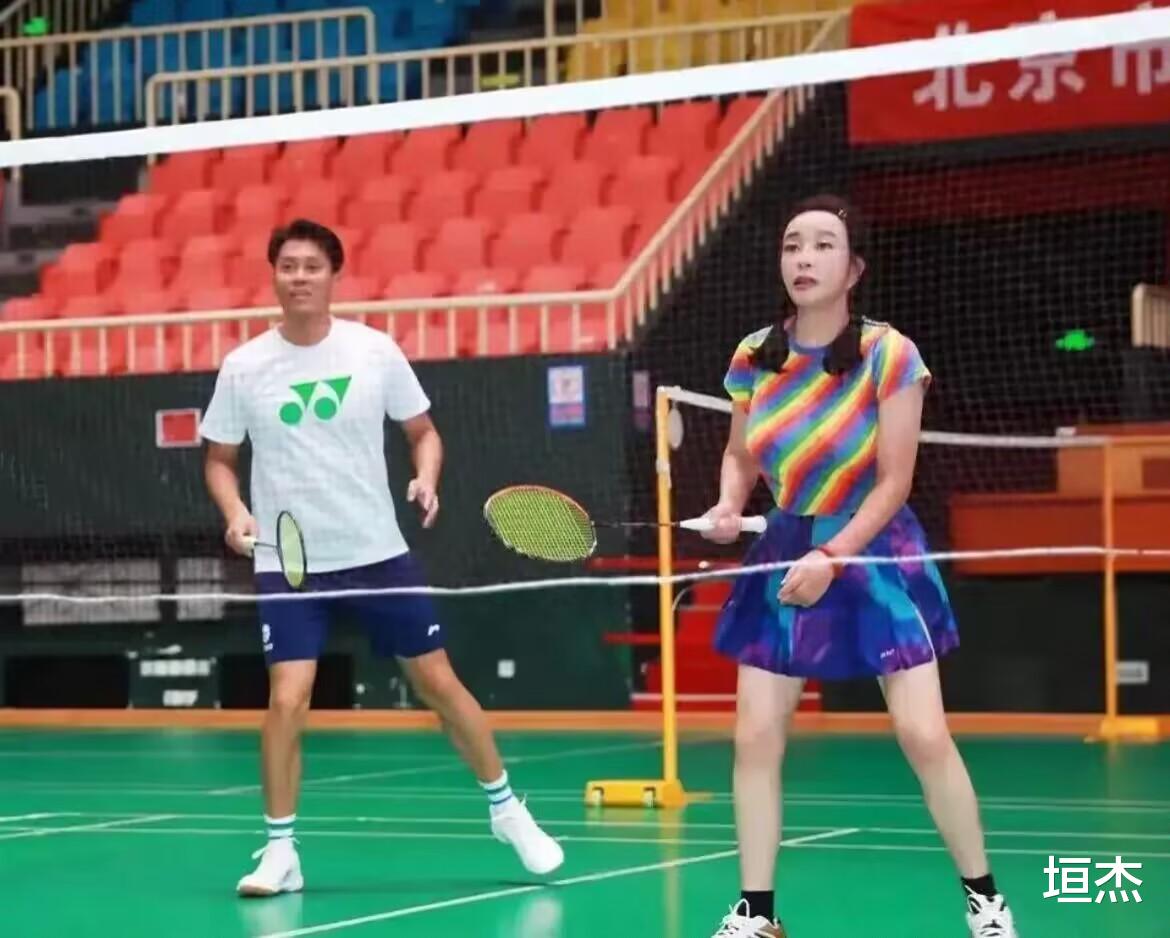 穿衣搭配|刘晓庆不服老，打球也打扮得很“少女”，让人看不出真实年纪！