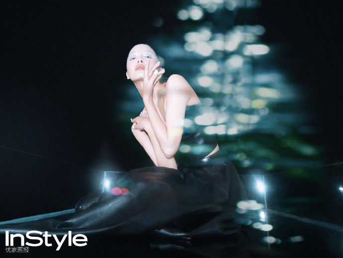 北京机场|辛芷蕾《Instyle 优家画报》开年刊,诠释水色灵动大片