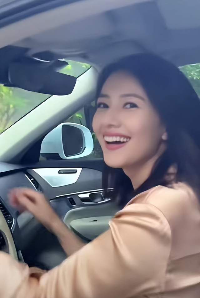 高圆圆|高圆圆路边拍美照！穿紧身裙包裹完美曲线，露出大片后背皮肤白皙