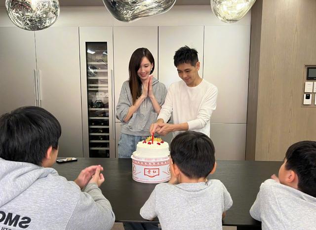 林志颖|林志颖违规停车被罚款,与好友叙旧有说有笑,穿搭时尚状态好