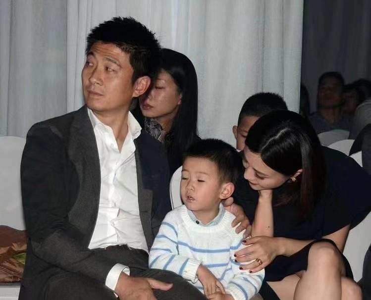 穿衣搭配 刘玫一家三口罕见合体，大红唇配礼服超美艳，丈夫老实巴交