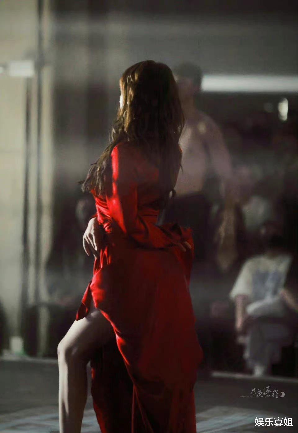 程潇|程潇《这就是街舞5》红裙饭拍，舞步轻盈，眼波流转，美到窒息