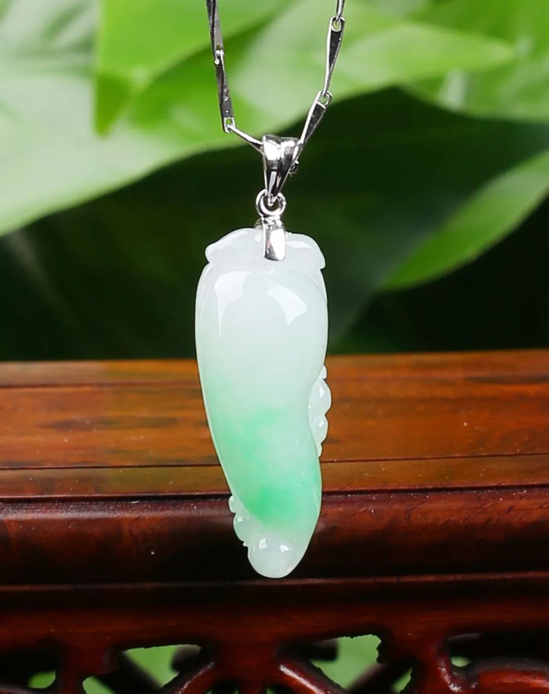 翡翠|翡翠表面的蜡层需要清理吗？翡翠上蜡和浸蜡有什么区别？