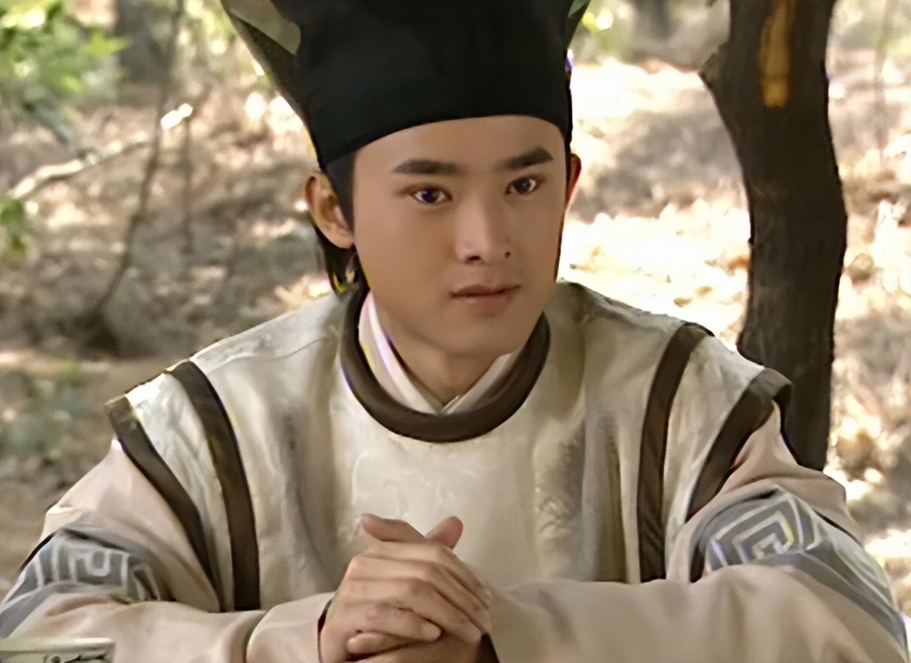 罗云熙|笨熊体态别再尬演贵公子了！学学这几位男星，那才叫儒雅矜贵