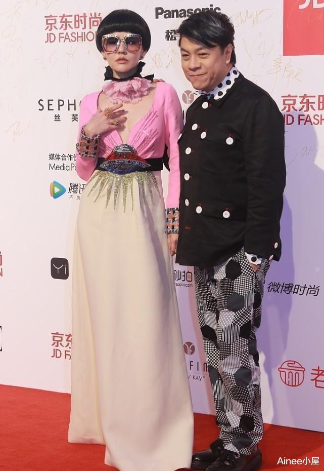 穿衣搭配|小S穿衣挺招摇,斜肩裙中间挖几个洞,看得出身材曲线多美