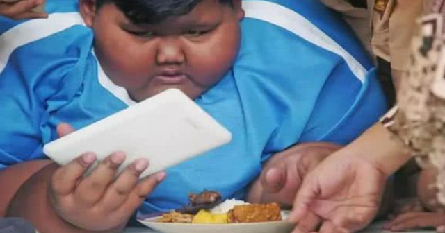 印度尼西亚 睡塌5张床,印尼400斤男孩立志要减肥,如今照片曝出,帅到认不出