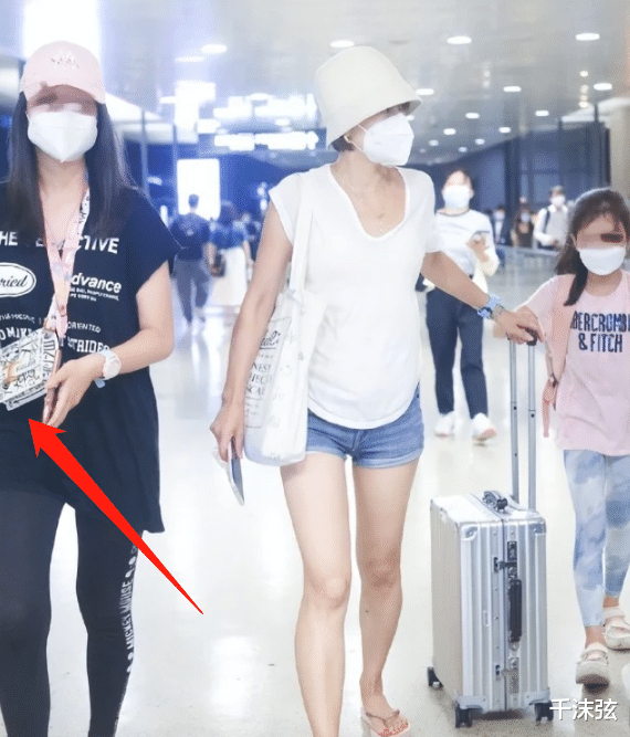 马伊琍|马伊琍母女旅游归来，14岁爱马背8000元小包，被曝已有继父