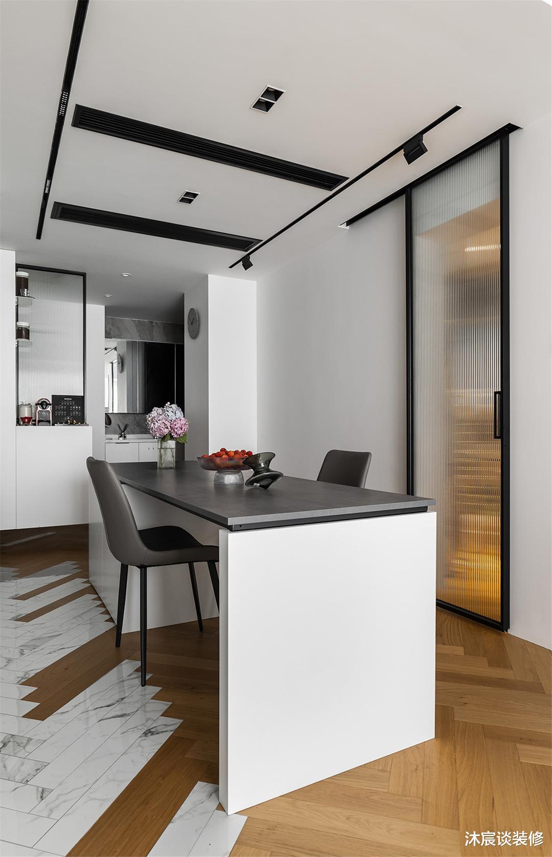 80㎡女白领的独居空间，现代黑白灰的简约设计，时尚高级有质感