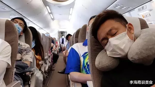 因为第一次坐飞机，我说的两份餐，没想到空姐直接把餐车推走了。