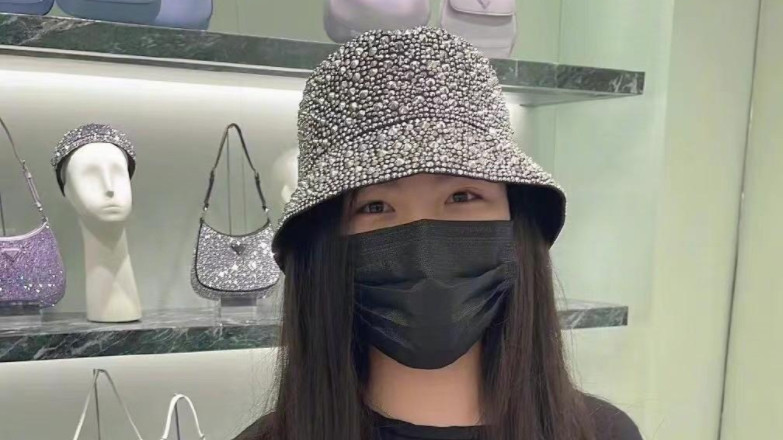 王诗龄|李湘真是富养女儿！13岁王诗龄头戴水钻渔夫帽拎着马鞍包，太阔了