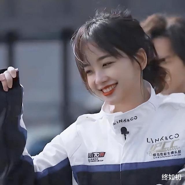 王冰冰|王冰冰“机车”造型美出圈，网友直言：真不敢相信她32岁了