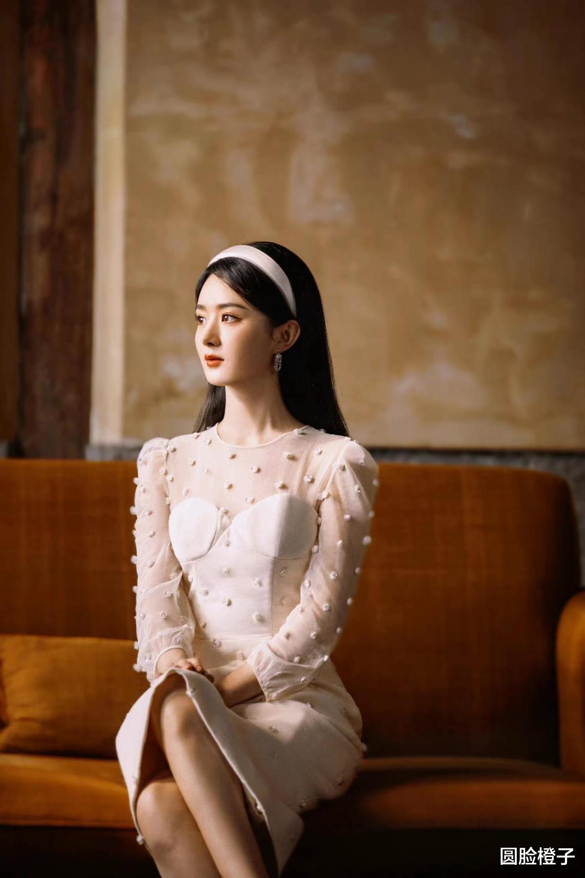 赵丽颖|赵丽颖这样穿太美了,白色连衣裙演绎别样浪漫,白色发箍温婉复古