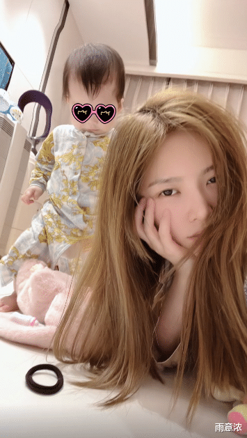 王灿|王灿在家带娃，头发被女儿揪成鸡窝也不恼，9个月大蛋饺已会走路