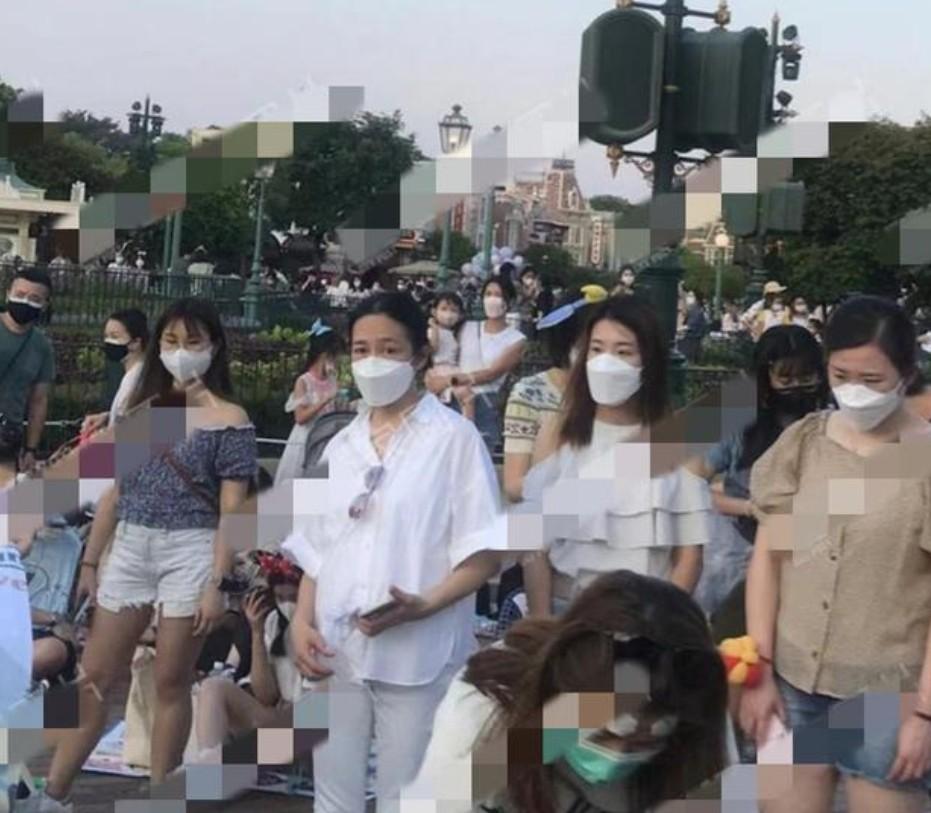 张雯|刘德华拍戏无暇照顾家人,妻女现身迪士尼,朱丽倩跪着休息像路人