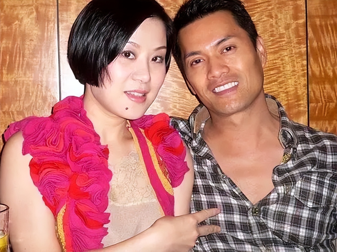 吕良伟|吕良伟与一众富婆爬山，穿背心手臂肌肉太抢镜，66岁仍健硕似小伙