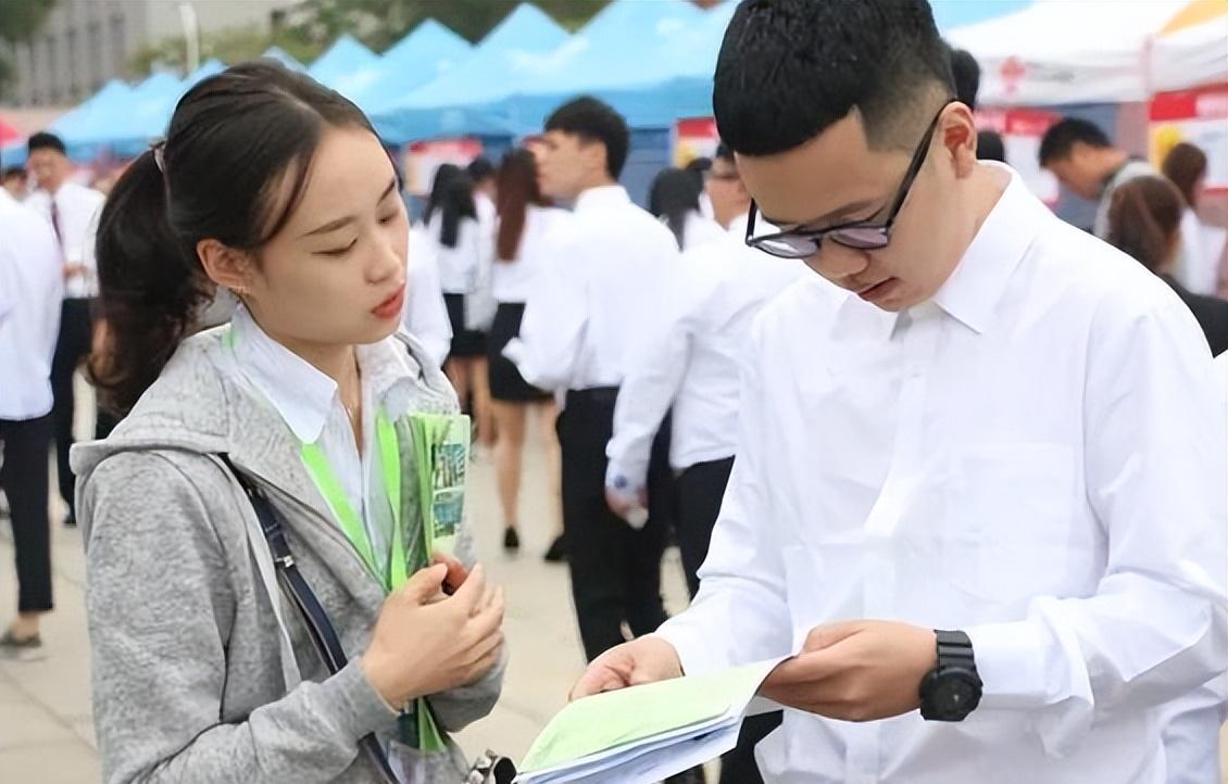 职业教育|民办本科生扎堆考公引热议，让“学渣”当公务员，读名校意义何在