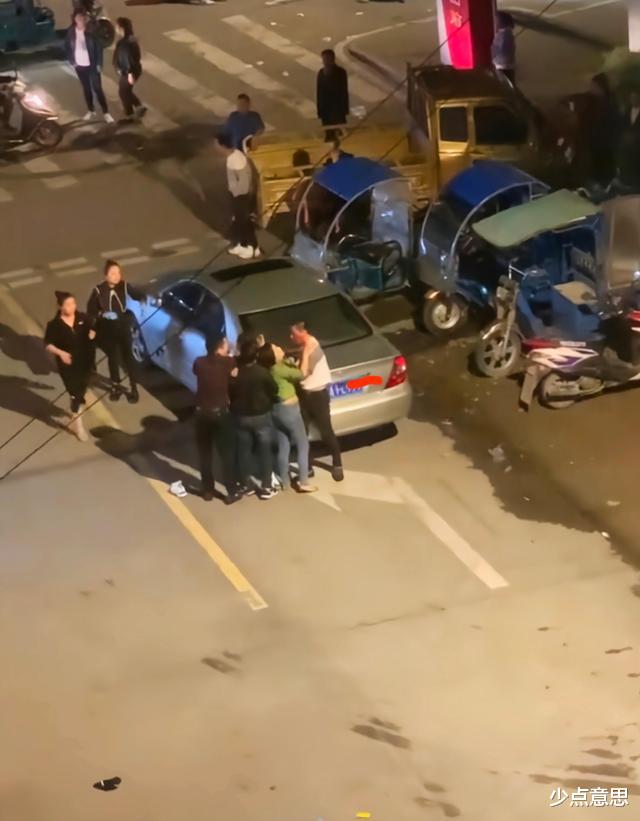 深圳：男子和朋友去酒吧喝酒，发现妻子搂着陌生人坐在邻座