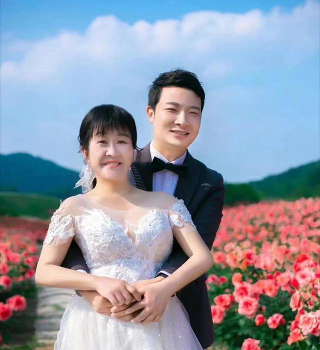 余秀华|拍婚纱照,跟小男友爬山背着走5小时,余秀华浅谈爱情:遇见晚了