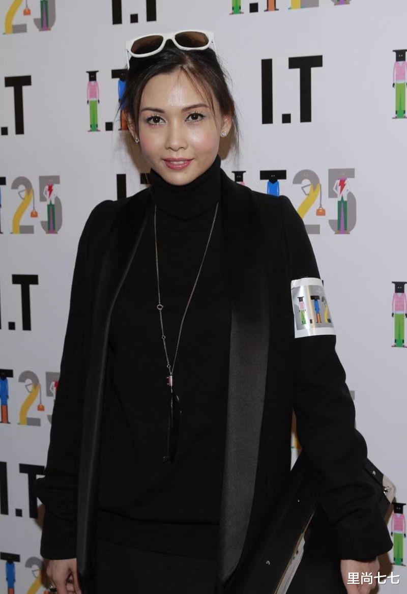 邱淑贞|邱淑贞罕见携夫亮相,颜值冻龄似吃防腐剂,豪门丈夫半秃头像爸