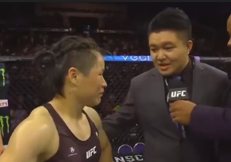 张伟丽|张伟丽KO取胜！现场观众抱头不敢相信，赛后安慰乔安娜让人感动