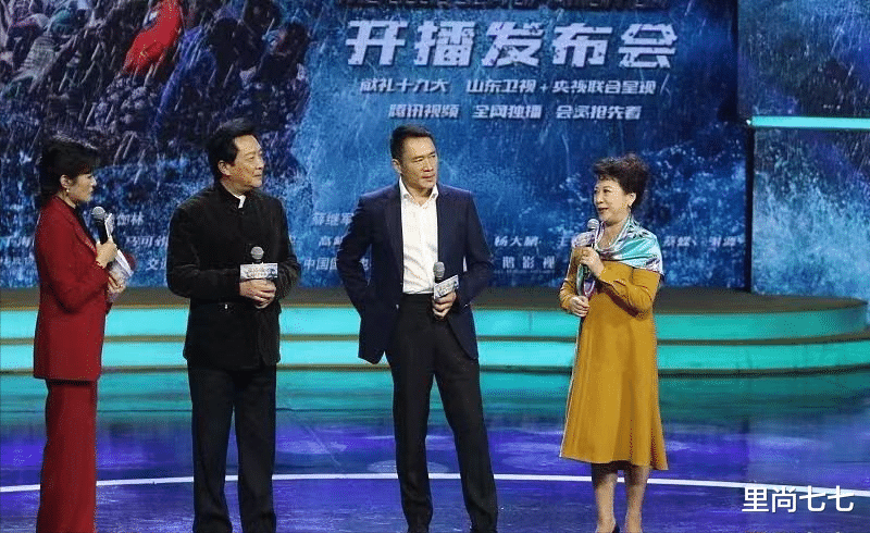 王馥荔状态真饱满，穿亮黄色裙子好大气，奈何围巾拉低造型品位