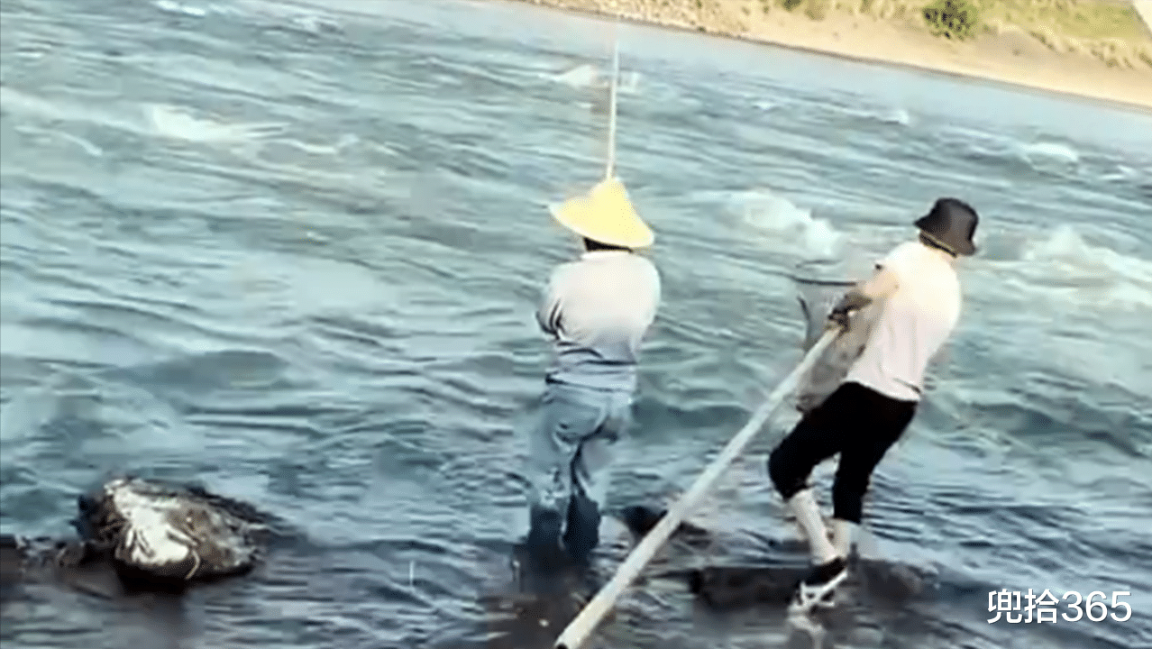 |男子户外野钓实现大鱼梦，当看清鱼身上的鱼钩后，众人却纷纷怒了