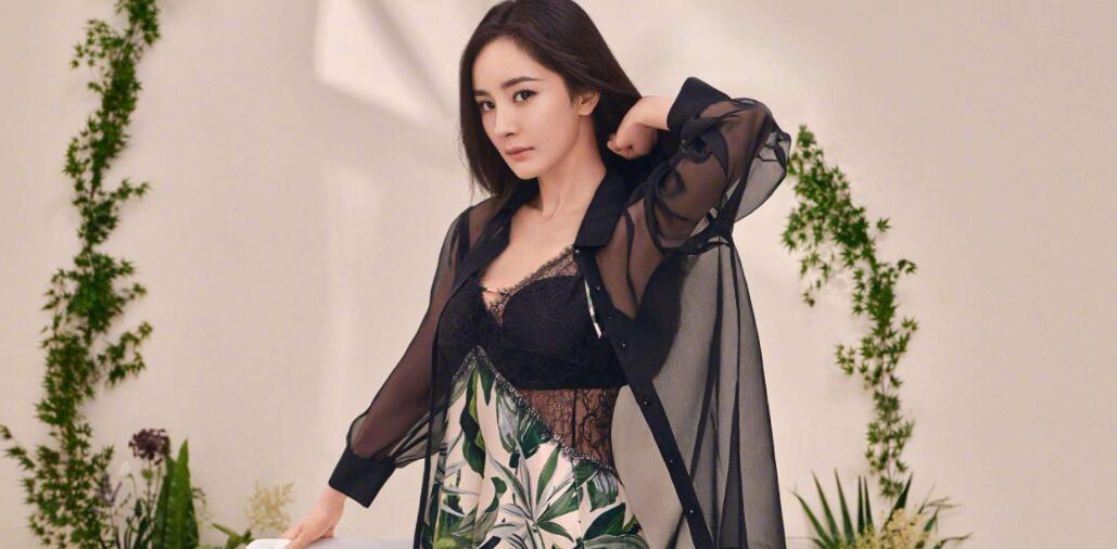 秦岚|曾是刘亦菲身边的“撑伞小妹”，如今艳压群芳成一线大咖，人送外号拼命三娘