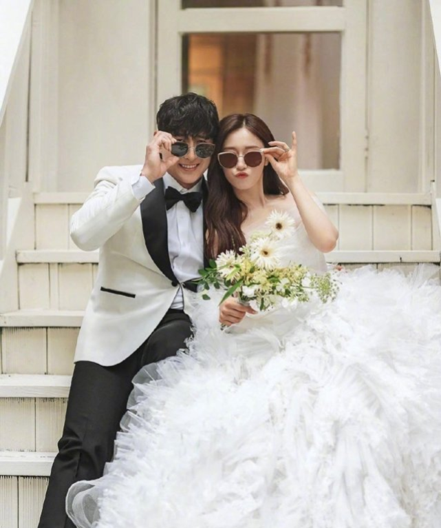 朴智妍|朴智妍与棒球选手黄载均今日举行婚礼，两人婚纱照曝光浪漫幸福