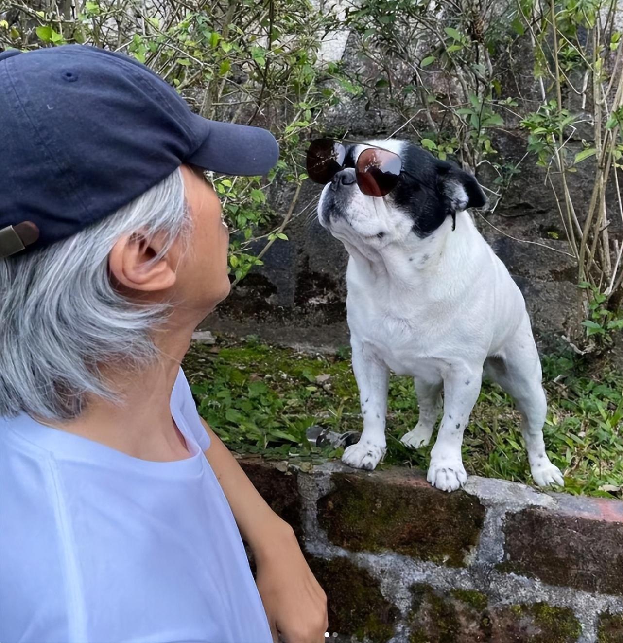 周星驰|60岁周星驰：挑战冲浪，动作潇洒灵活身姿轻盈！状态犹如年轻小伙
