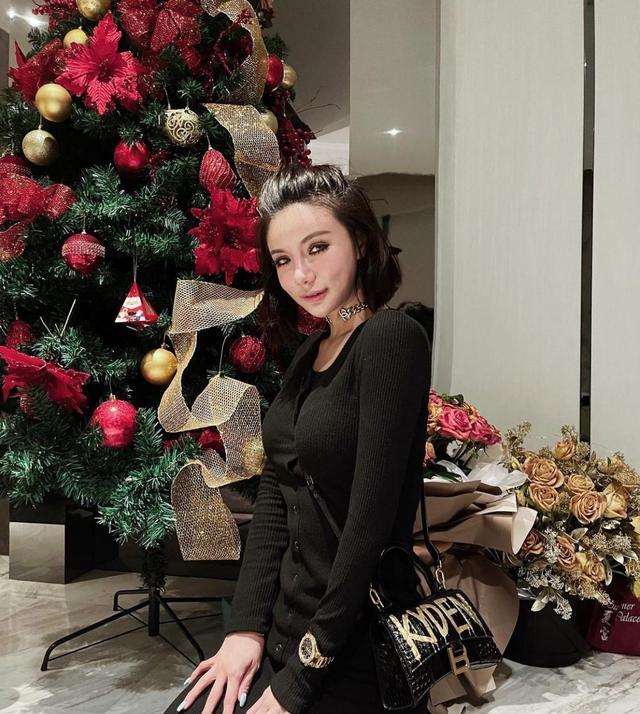 何猷君|何猷君前女友办豪华过大礼仪式,金器彩礼堆满豪宅,二婚依旧高调